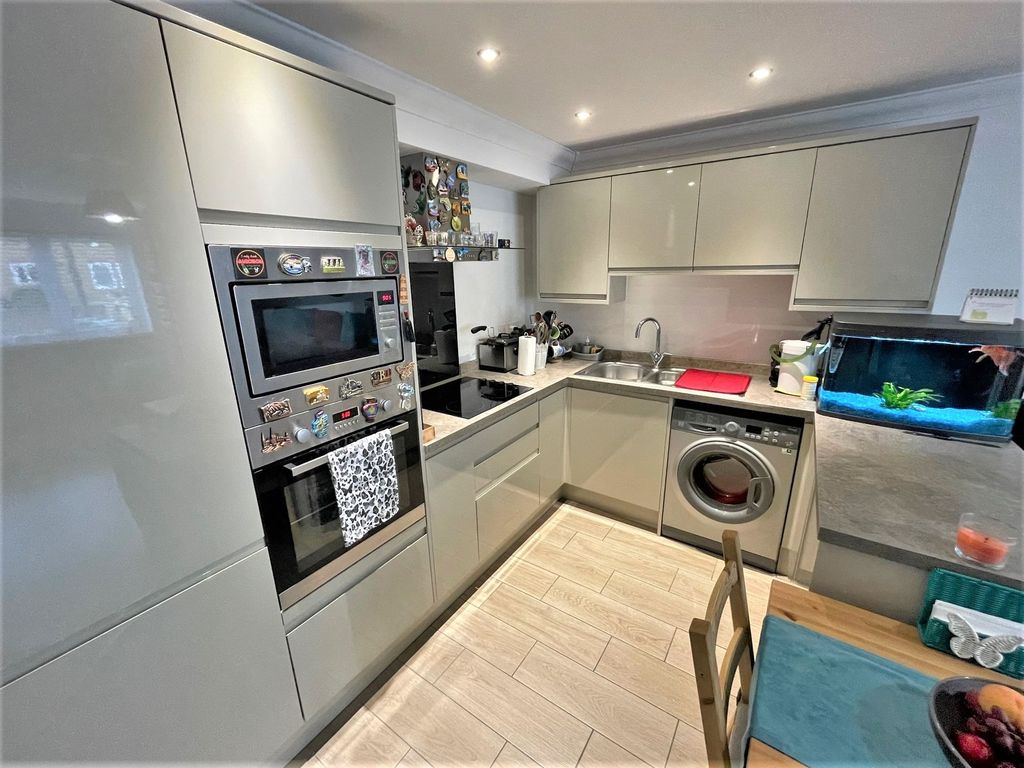 Property photo 3 of 9 Kitchen