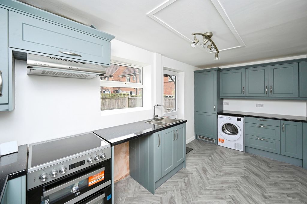Property photo 2 of 25 Kitchen