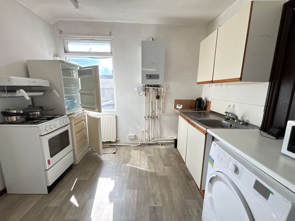 Property photo 2 of 7 Kitchen