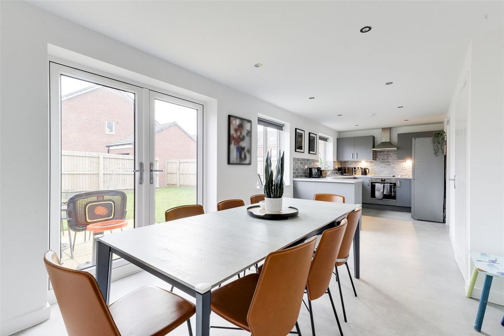 Property photo 2 of 27