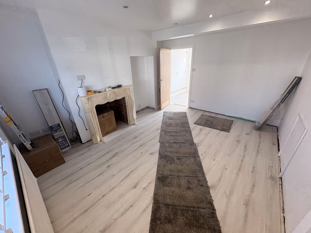 Property photo 3 of 13 Lounge