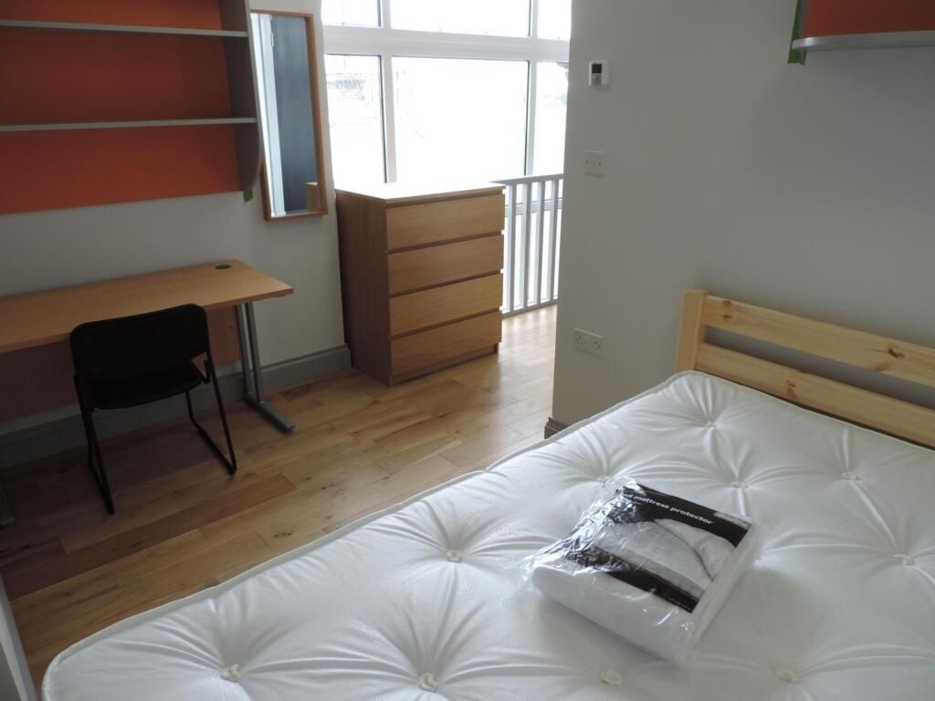 Property photo 3 of 4 Bright, Modern Room With Large Desk And Storage...