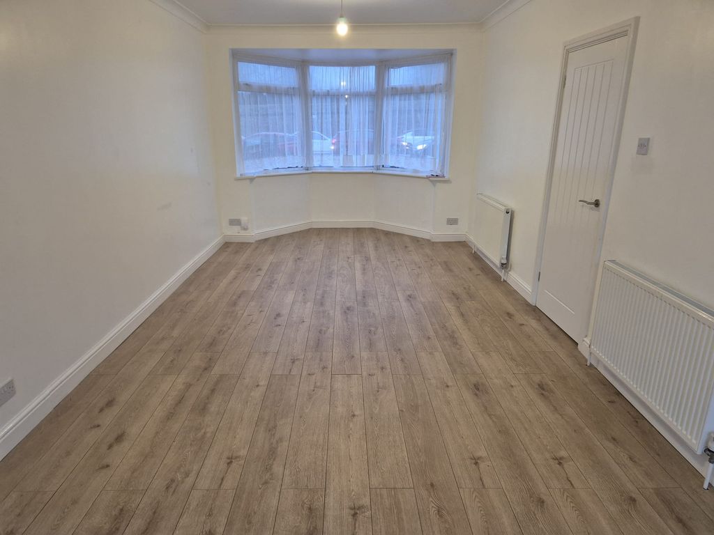 Property photo 3 of 11 Lounge