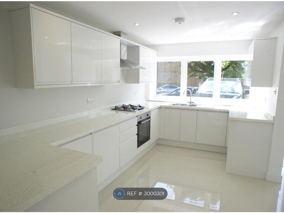 Property photo 3 of 9 Kitchen