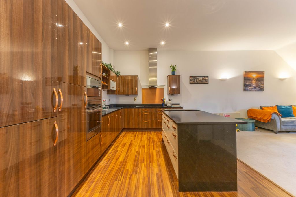 Property photo 3 of 24