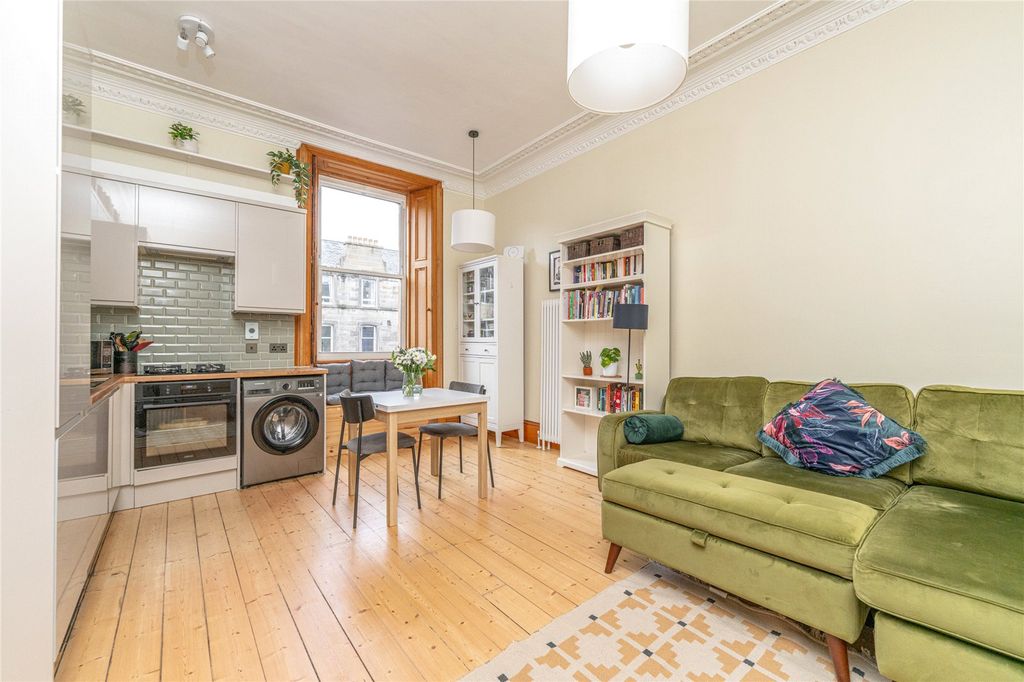 Property photo 2 of 18 Lounge/Kitchen