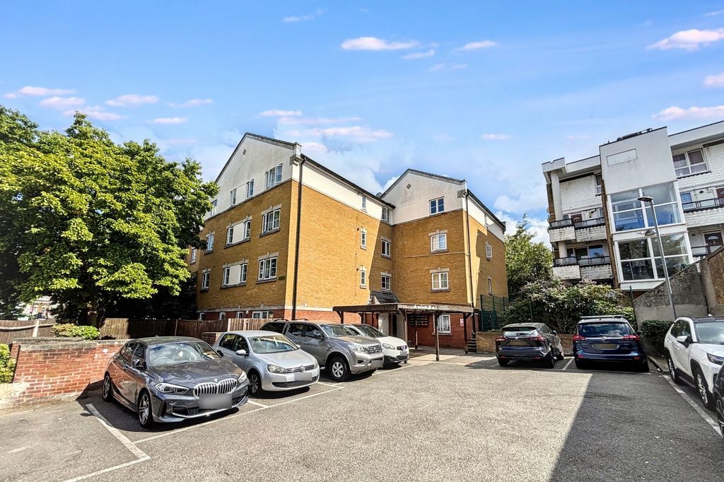Property photo 2 of 11 Flat 13 Presentation House, 240 Wick Road, Hackney, London, E9 5Dr