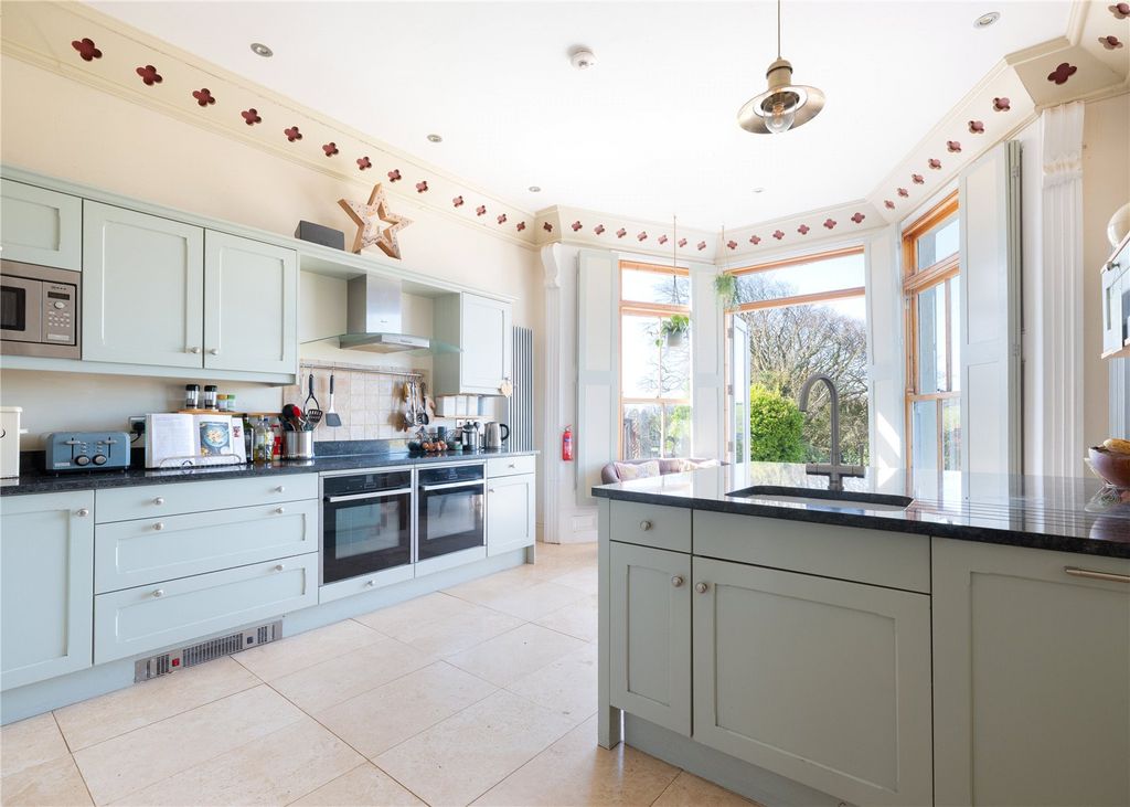 Property photo 3 of 33 Kitchen