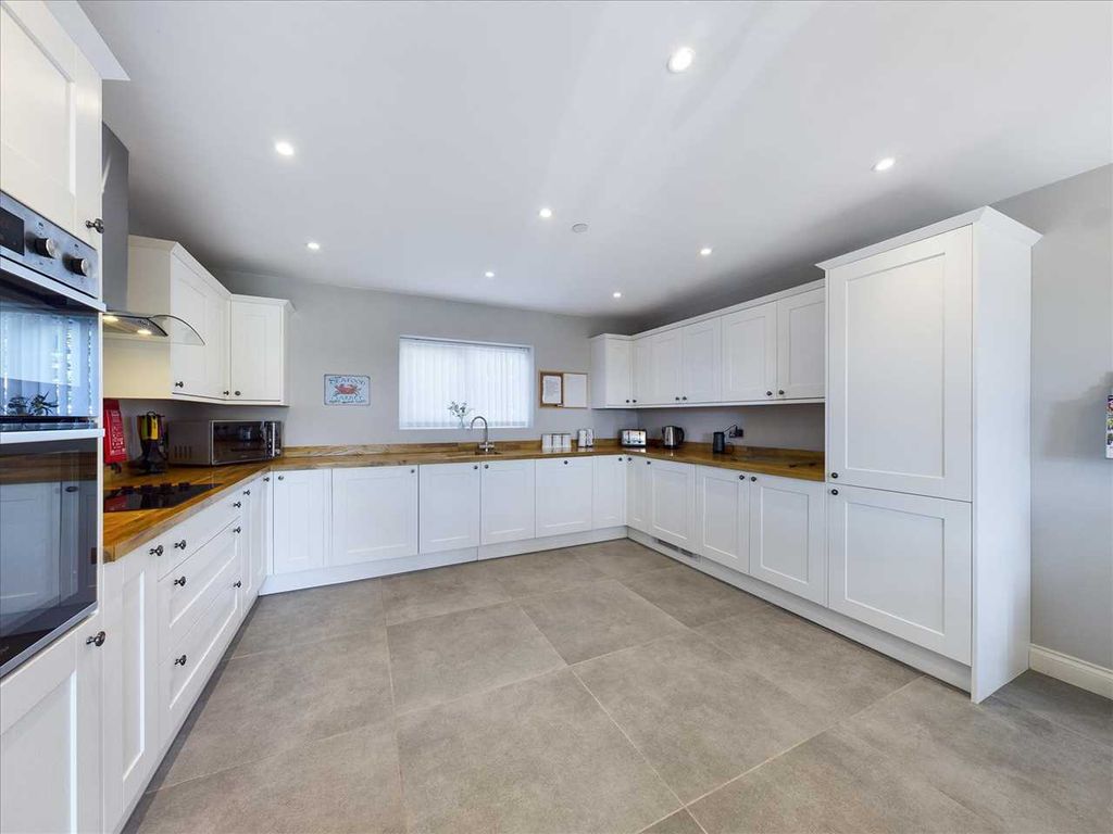 Property photo 2 of 31