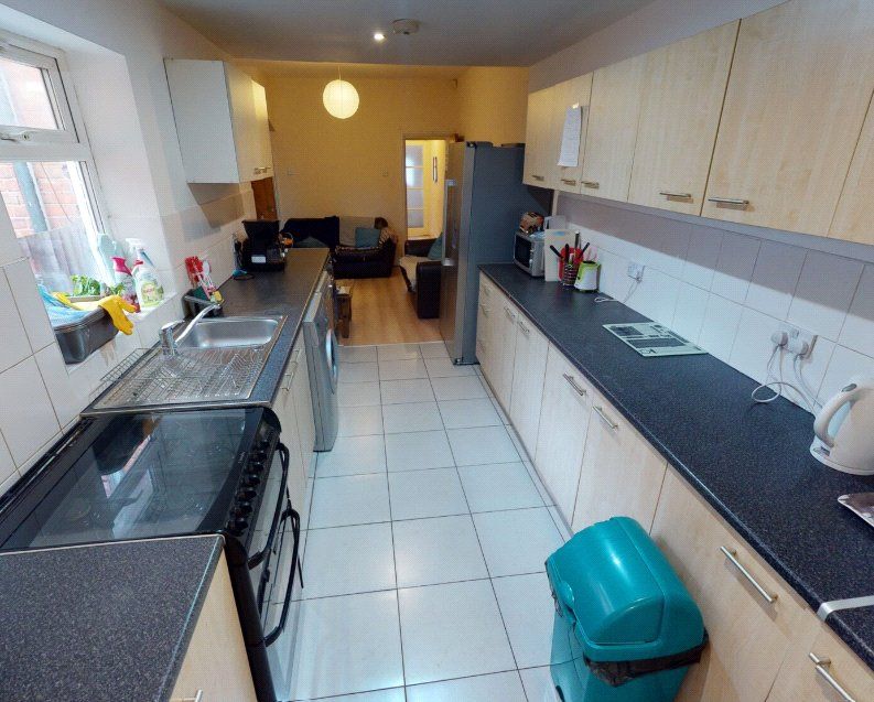 Property photo 2 of 7 Kitchen