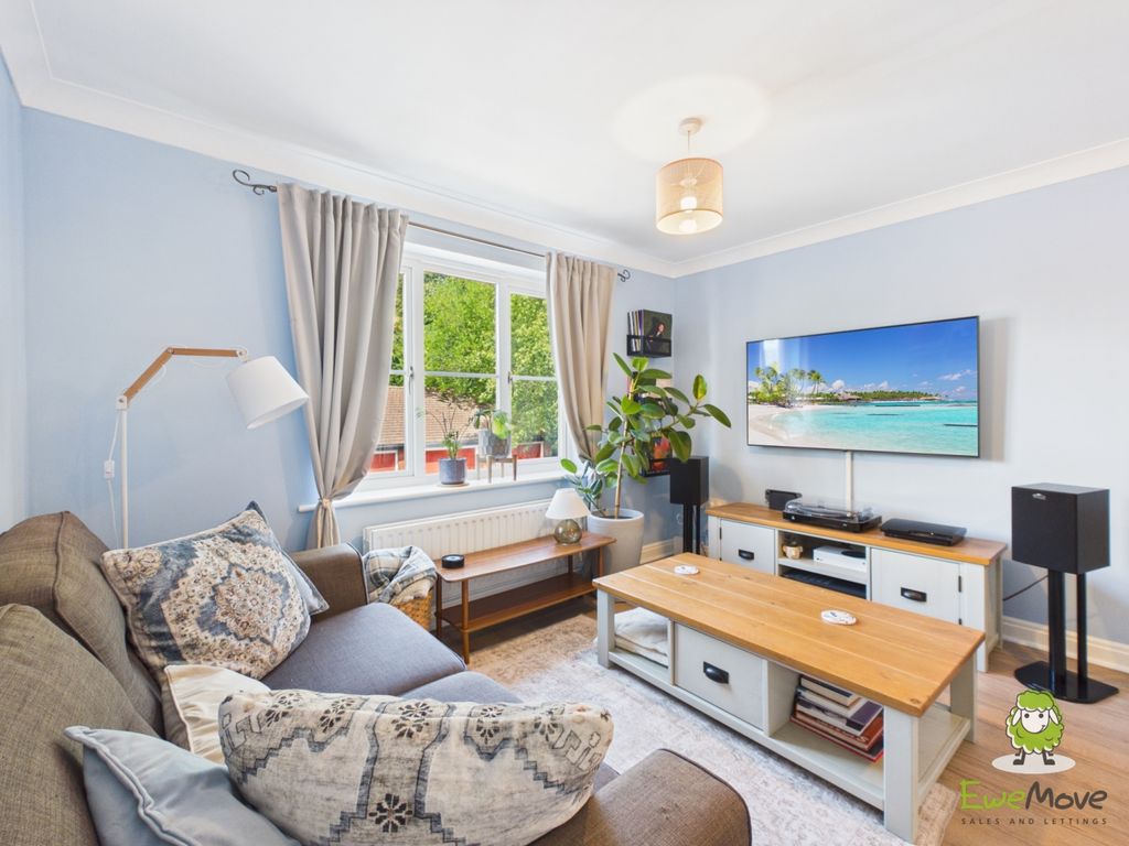 Property photo 3 of 19 Ewemove Estate Agents Basingstoke - 4 Breadels Cou