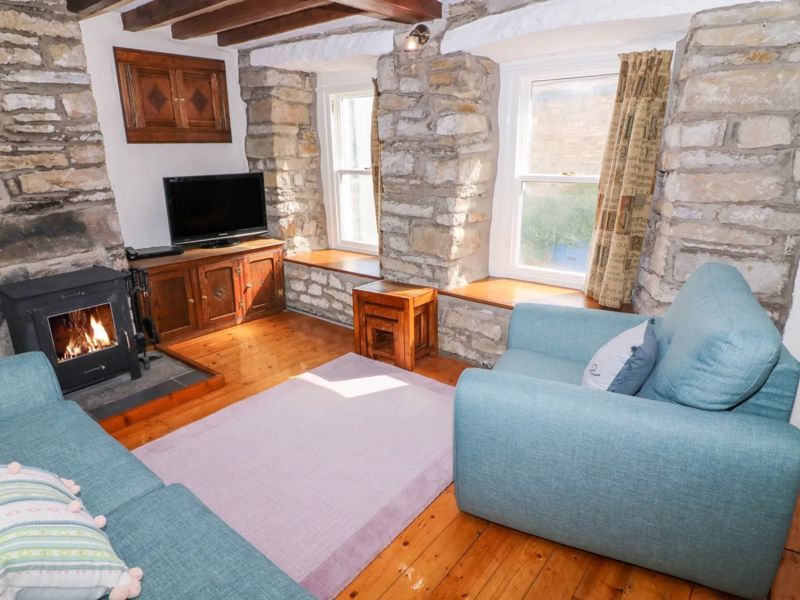 Property photo 3 of 17 Lounge
