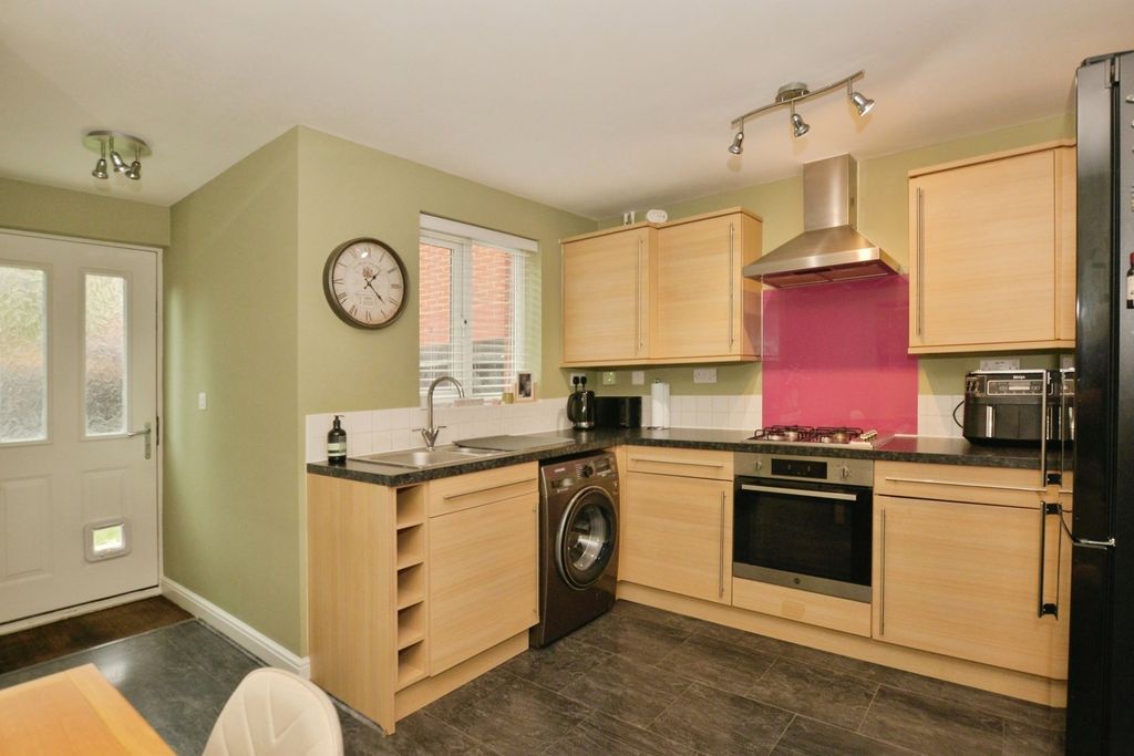 Property photo 2 of 11 Kitchen