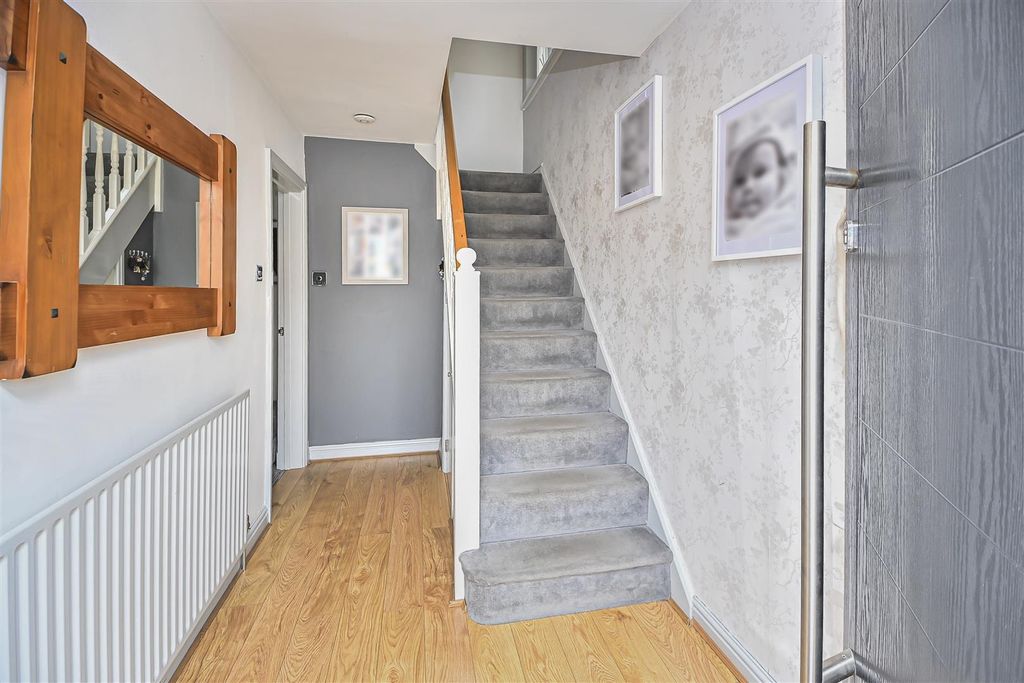 Property photo 3 of 33 62 Angus Avenue Entrance Hall.Jpg