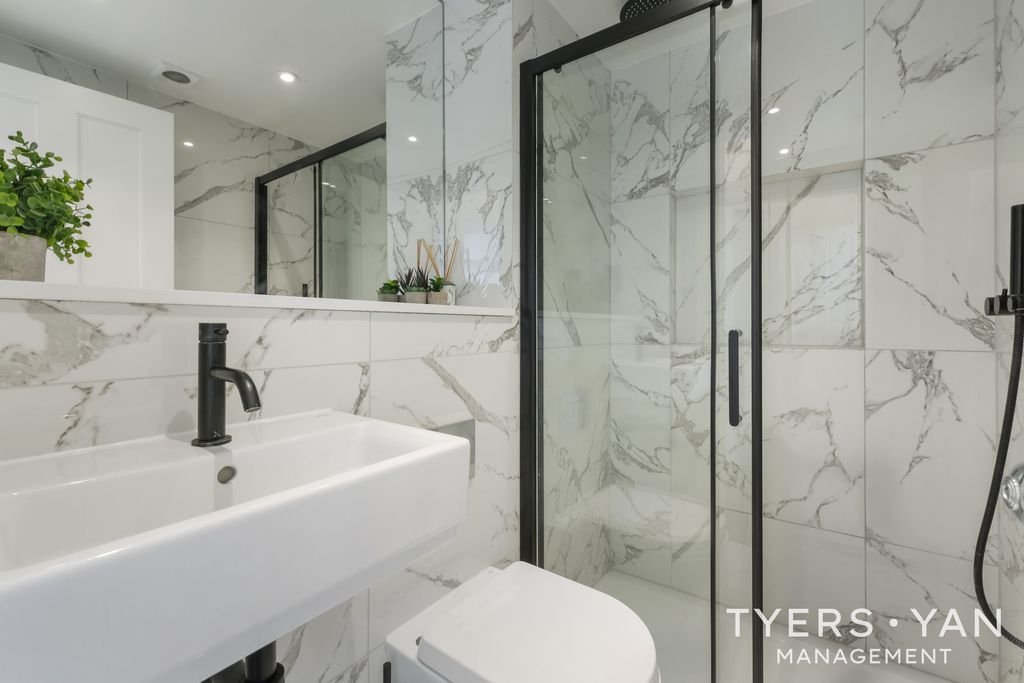 Property photo 3 of 19 Bathroom