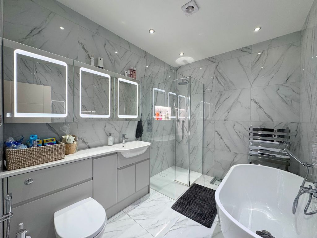 Property photo 3 of 24 Bathroom