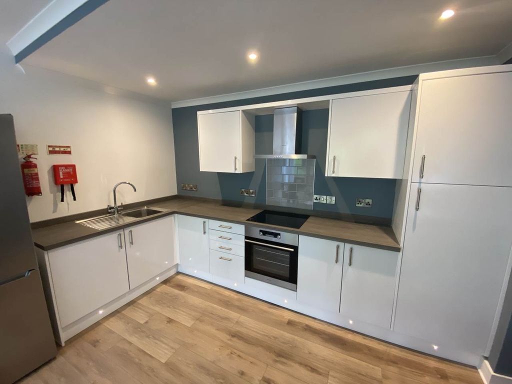 Property photo 3 of 8 Kitchen