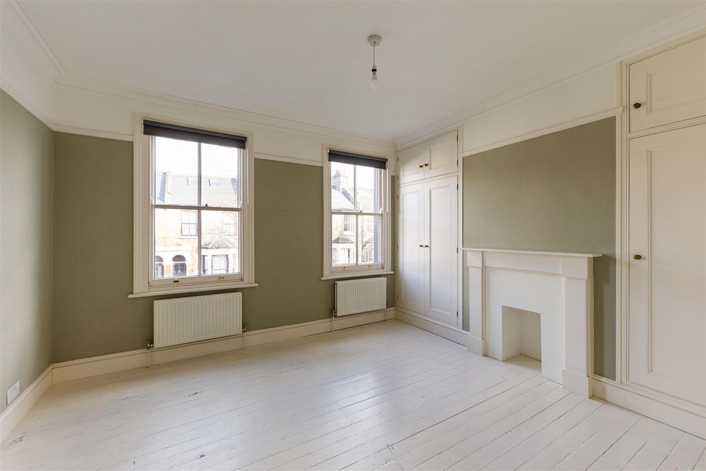 Property photo 3 of 32 Russell Road, E17