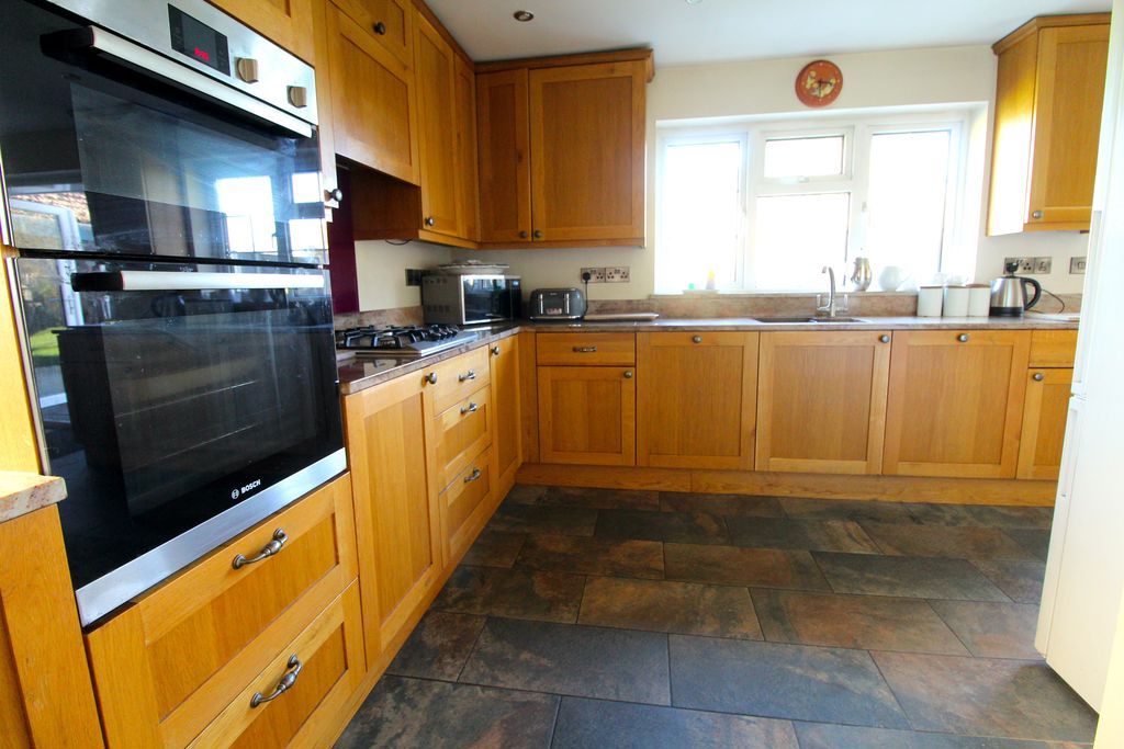 Property photo 3 of 19 Kitchen