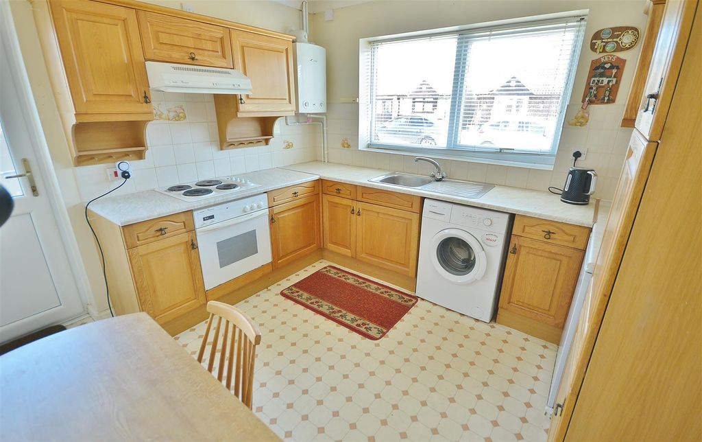 Property photo 2 of 10 Kitchen