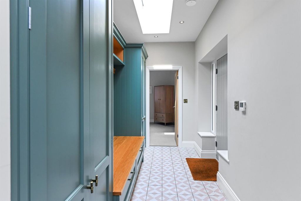 Additional image 39 of 6 bed detached house to rentVictoria Embankment NG2