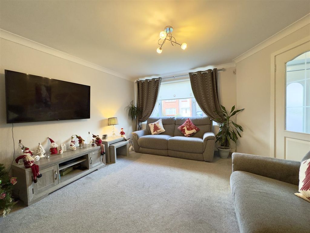 Property photo 3 of 15 Lounge