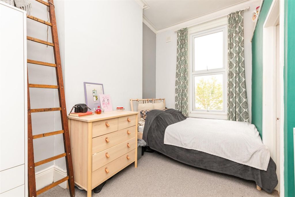 Property photo 3 of 8 Bed 1