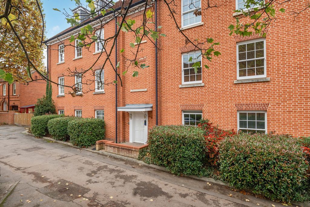 Property photo 1 of 20 1374739-2-690B89d...