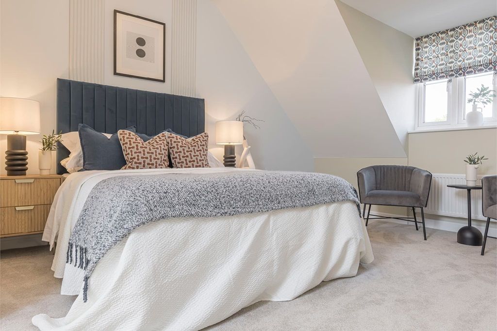 Property photo 1 of 14 Bright And Airy Main Bedroom