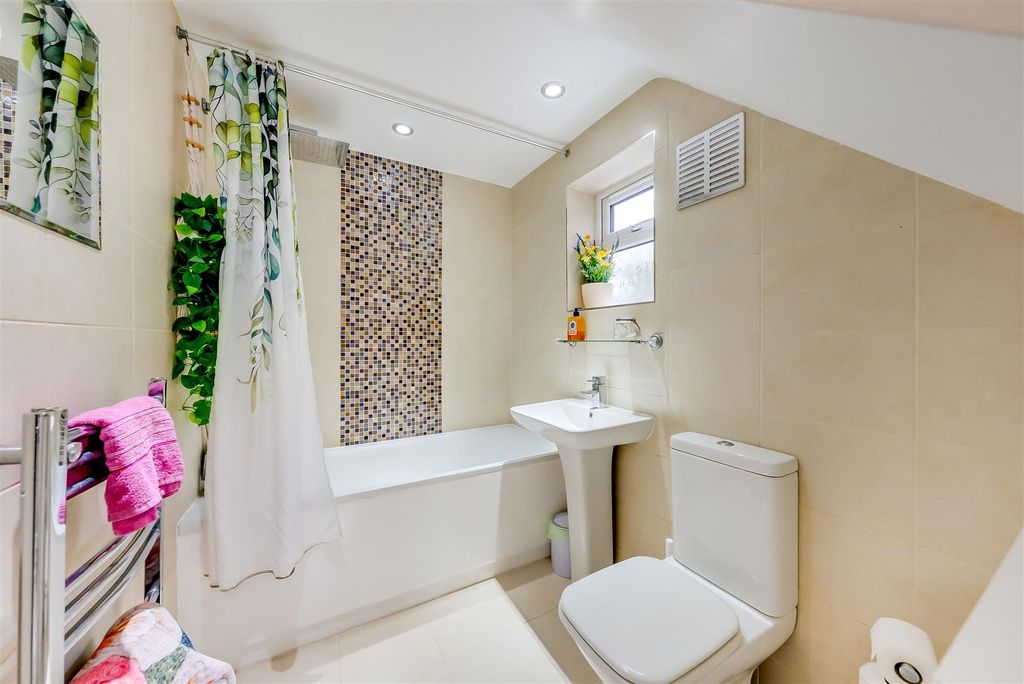 Property photo 3 of 19 Bathroom.Jpg