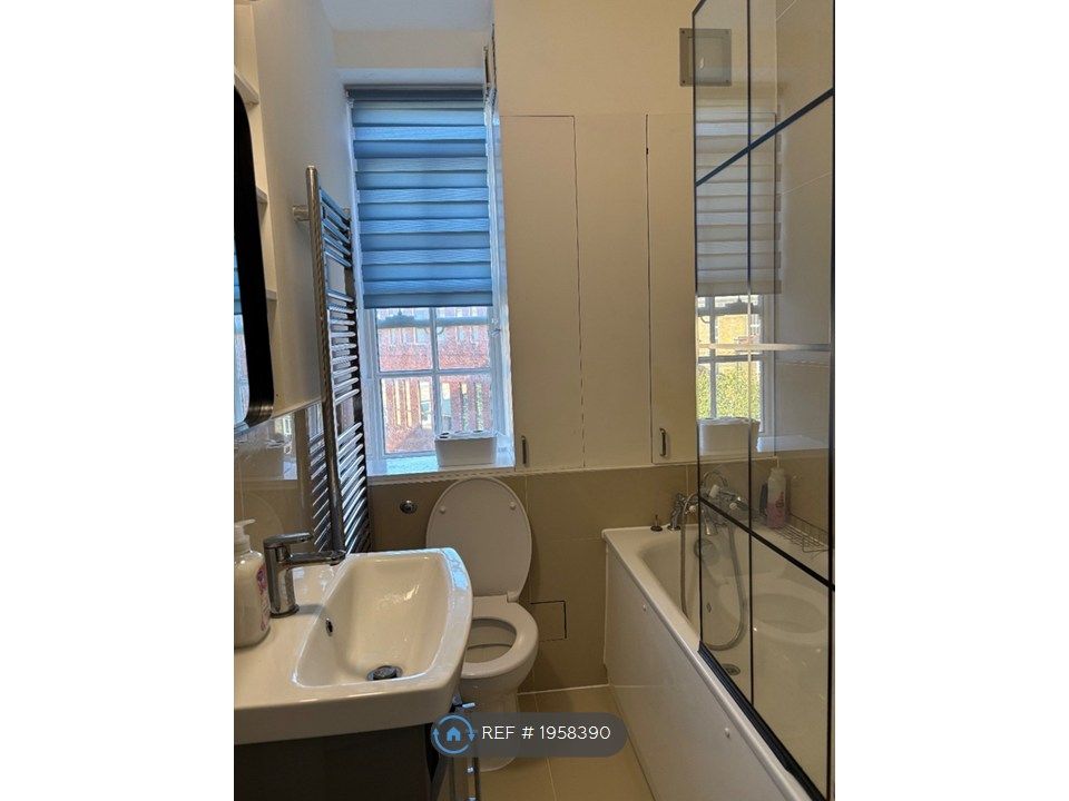 Property photo 2 of 10 Bathroom