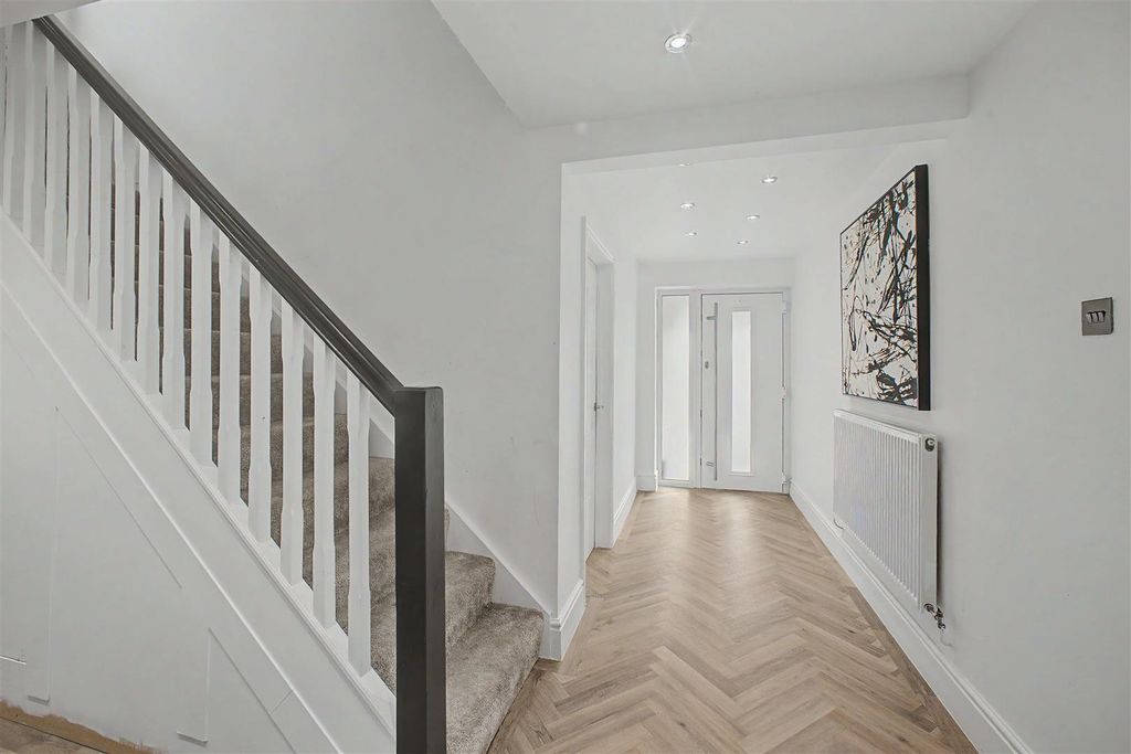 Property photo 3 of 20 Entrance Hall
