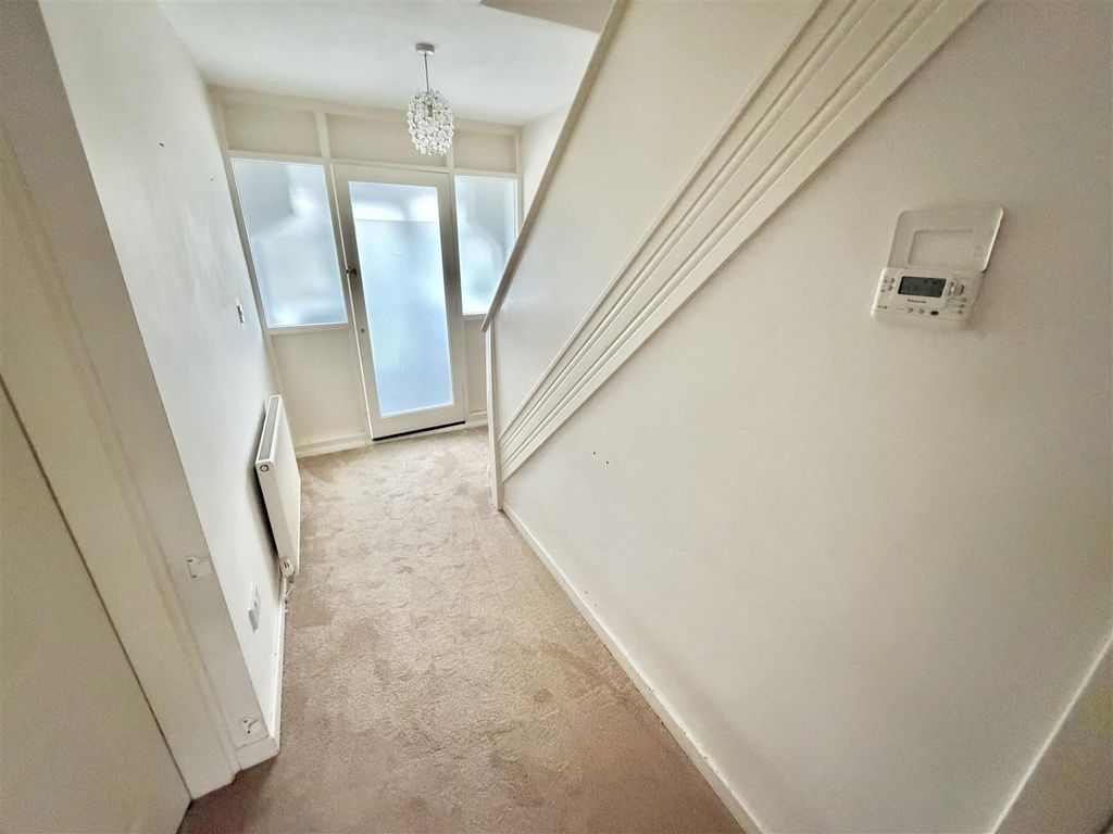 Property photo 3 of 31 Entrance Hall 2