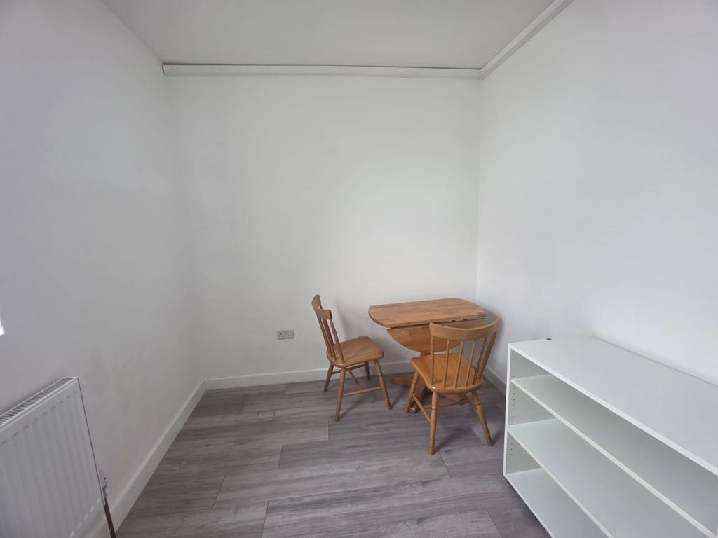 Property photo 3 of 14 Room