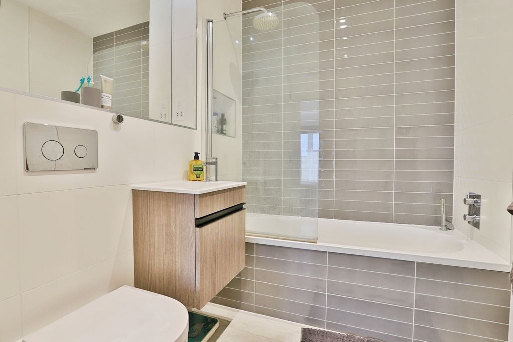 Property photo 2 of 16 Bathroom