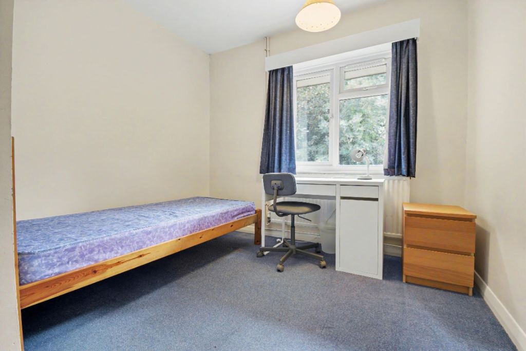 Property photo 3 of 7 Bedroom 3
