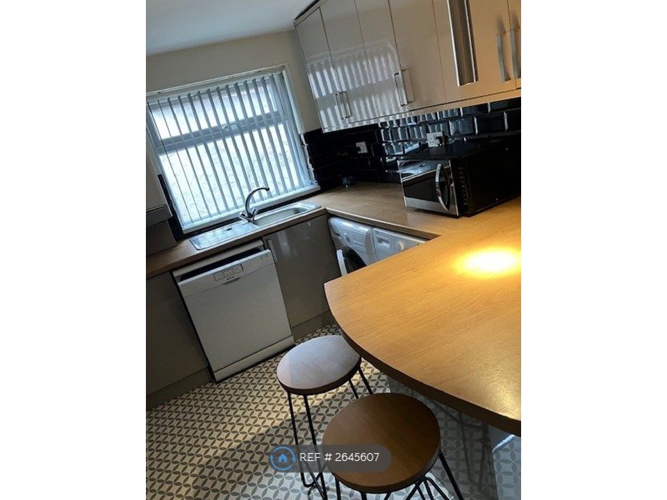 Property photo 3 of 27 Fully Fitted Kitchen