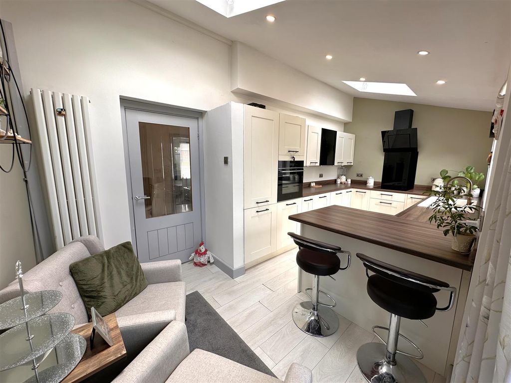 Property photo 2 of 18 Open-Plan Living/Dining Kitchen 873