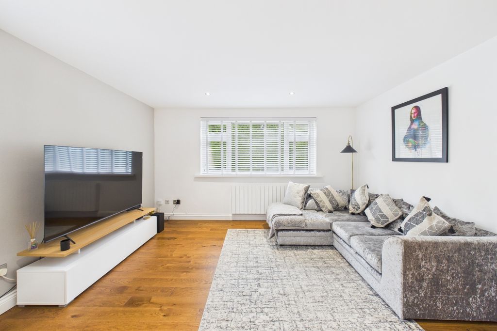 Property photo 3 of 15 Lounge