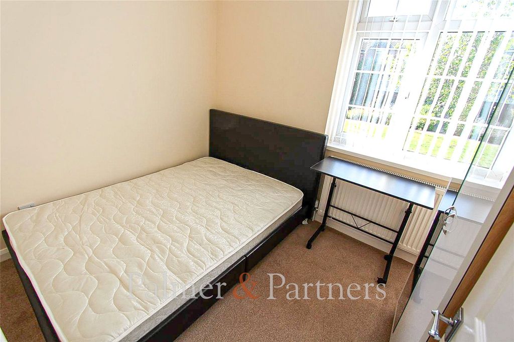 Property photo 3 of 10 Bedroom 1