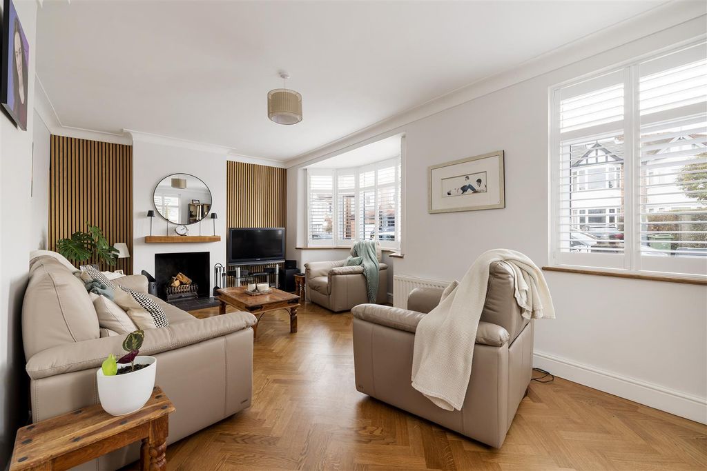 Property photo 2 of 39 Richmond Crescent, E4