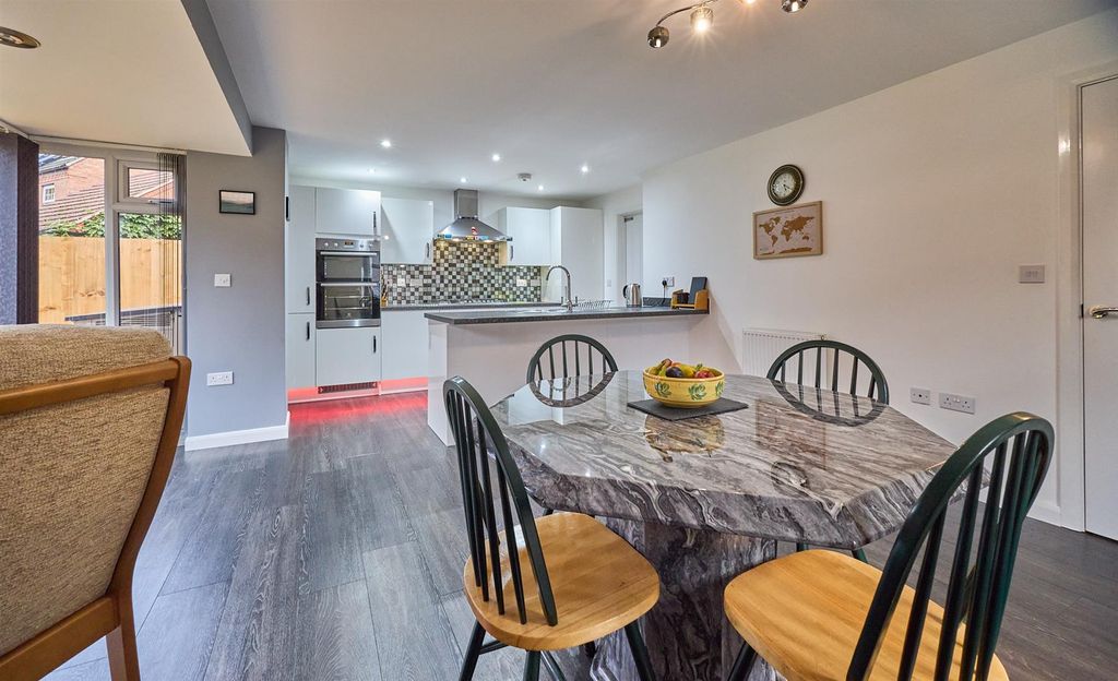 Property photo 2 of 25 Sunloch Close 15.Jpg