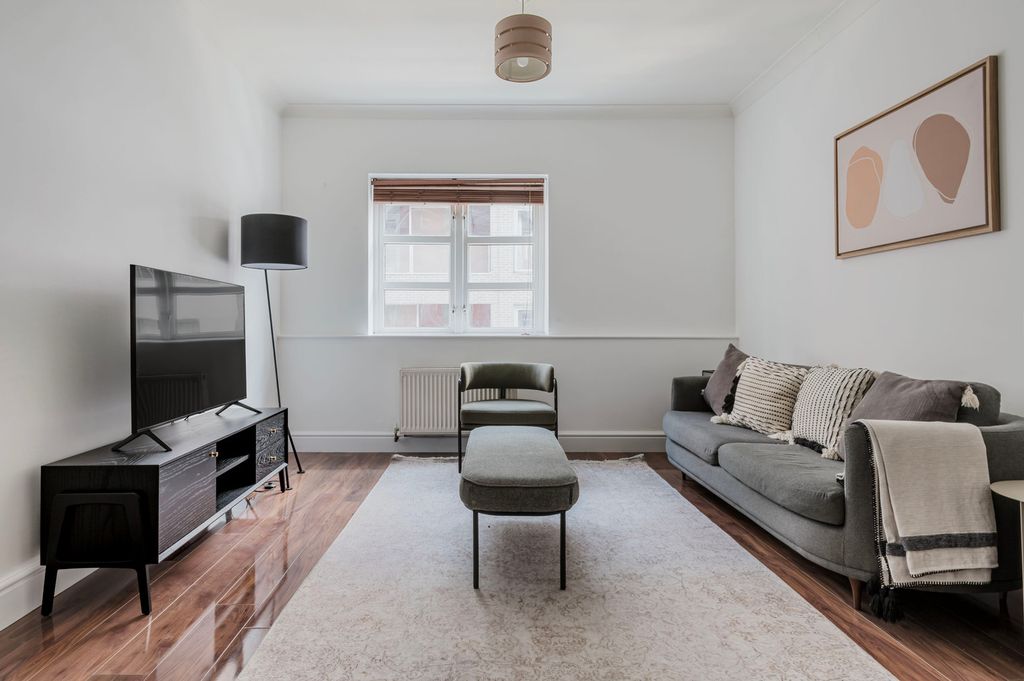 Property photo 1 of 17 Living Room