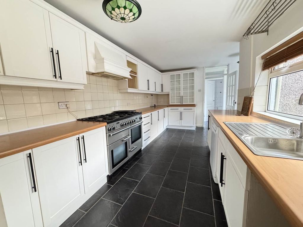 Property photo 3 of 9 Kitchen 1