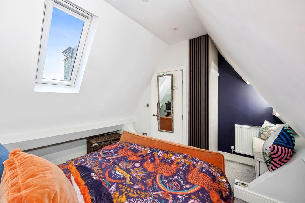 Additional image 12 of 3 bed flat for saleSyresham Gardens, The Priory Syresham Gardens RH16