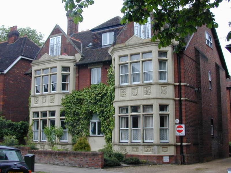 Property photo 1 of 7 Oaklands Court