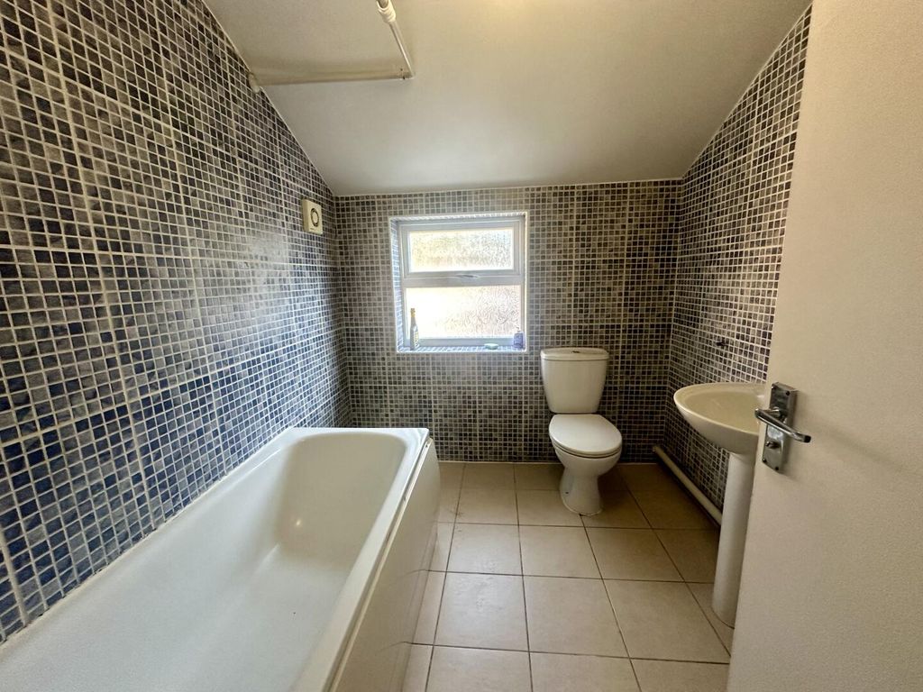 Property photo 2 of 11 Bathroom
