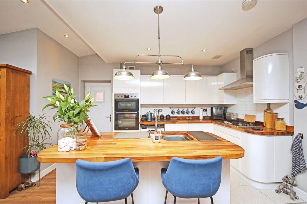 Property photo 2 of 29 Picture No. 15