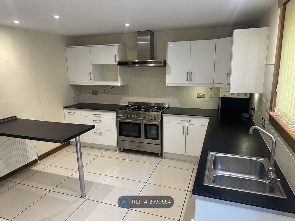 Property photo 2 of 10 Kitchen
