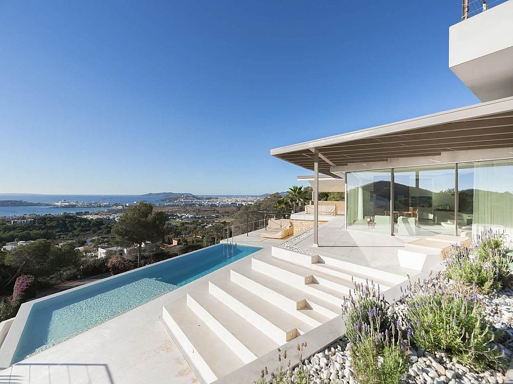 Property photo 2 of 32